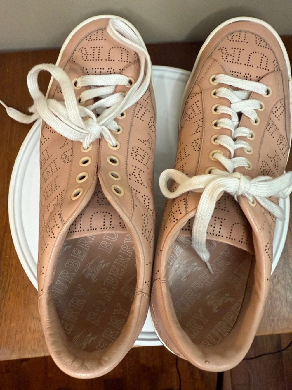 Burberry Timsbury Perforated Logo Pink
Leather Sneakers Size EU 41 - Picture 5 of 8